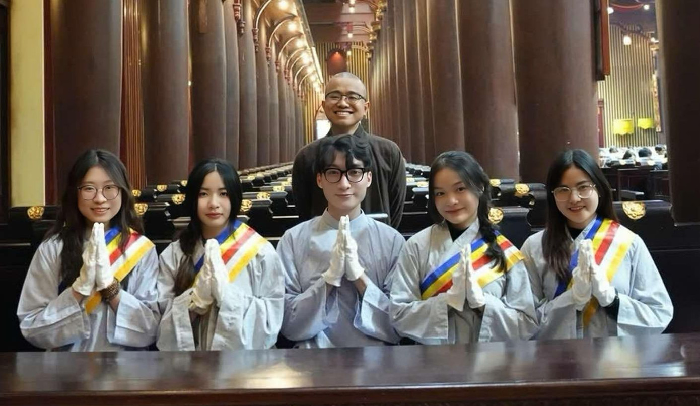 Hán Thị Chúc (thứ hai, từ trái sang) tham gia khóa tu tại chùa Yên Tử với mong muốn "sống chậm" hơn. Hán Thị Chúc (thứ hai, từ trái sang) tham gia khóa tu tại chùa Yên Tử với mong muốn "sống chậm" hơn.