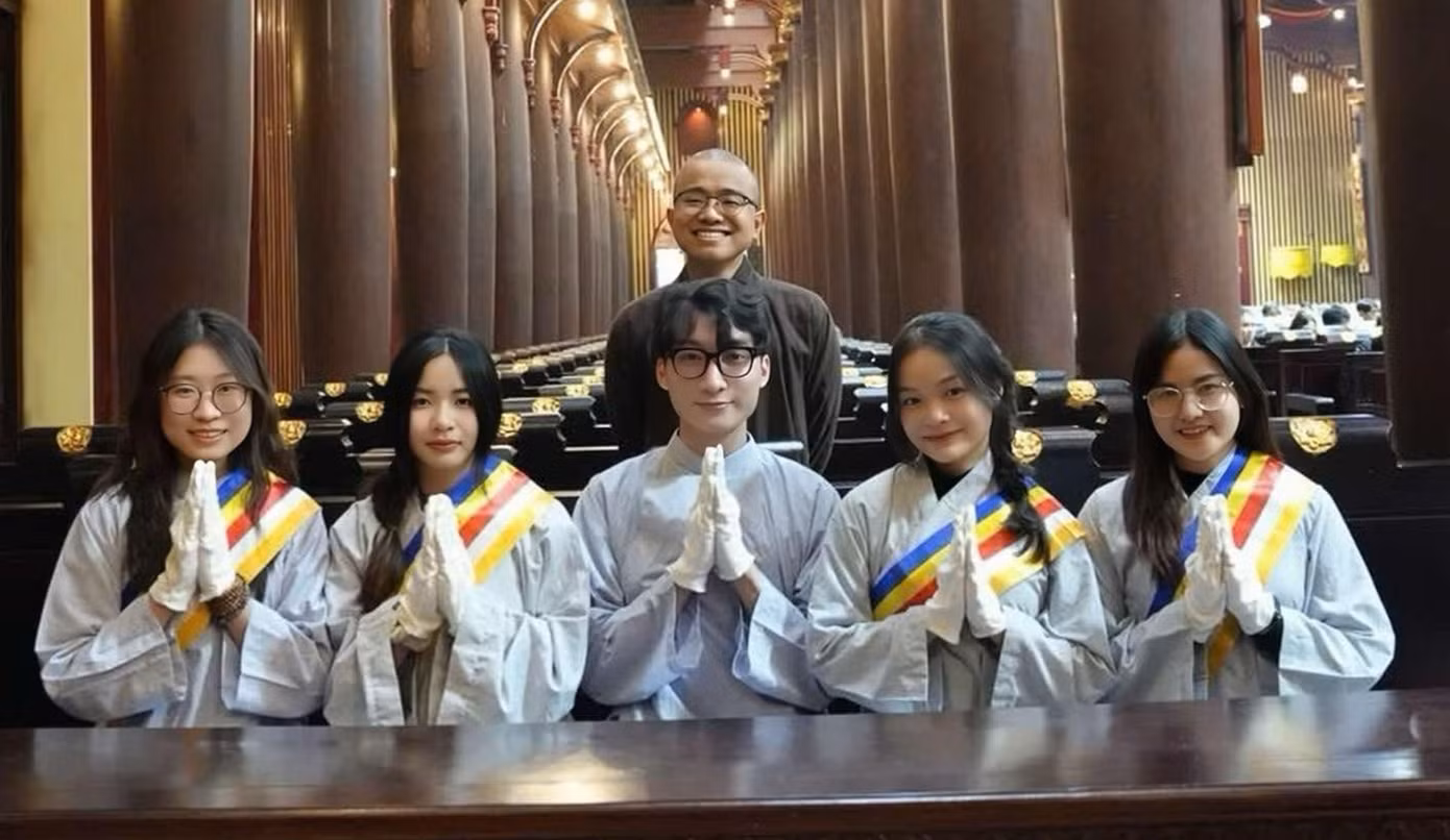 Hán Thị Chúc (thứ hai, từ trái sang) tham gia khóa tu tại chùa Yên Tử với mong muốn "sống chậm" hơn. Hán Thị Chúc (thứ hai, từ trái sang) tham gia khóa tu tại chùa Yên Tử với mong muốn "sống chậm" hơn.