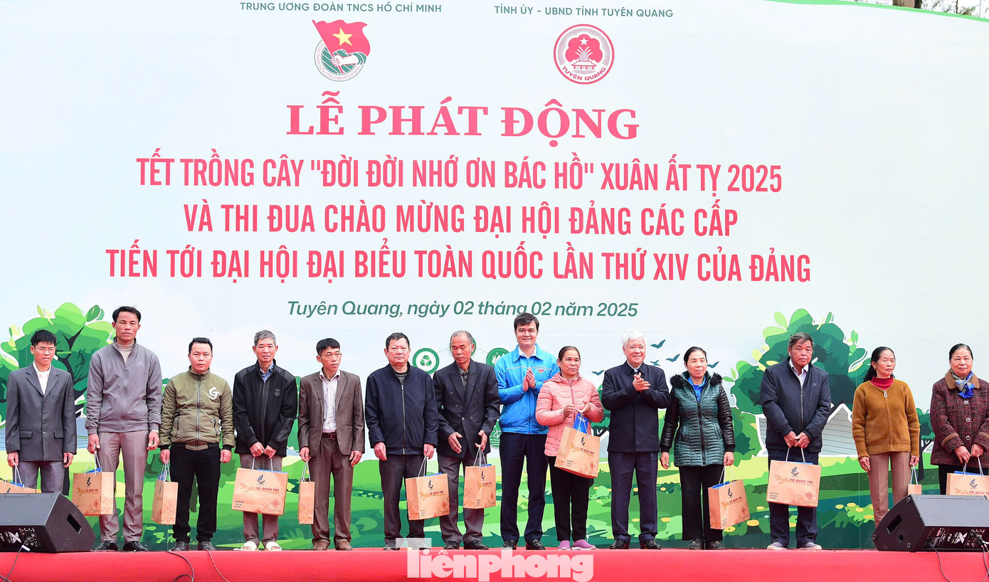 Trong khuôn khổ Lễ phát động, các đồng chí lãnh đạo Đảng, Nhà nước và Ban Bí thư Trung ương Đoàn trao 40 suất quà cho gia đình chính sách; 30 suất học bổng cho học sinh có hoàn cảnh khó khăn vươn lên trong học tập; 10 suất quà cho già làng, trưởng bản trên địa bàn huyện Sơn Dương, tỉnh Tuyên Quang với tổng trị giá 100 triệu đồng... Trong khuôn khổ Lễ phát động, các đồng chí lãnh đạo Đảng, Nhà nước và Ban Bí thư Trung ương Đoàn trao 40 suất quà cho gia đình chính sách; 30 suất học bổng cho học sinh có hoàn cảnh khó khăn vươn lên trong học tập; 10 suất quà cho già làng, trưởng bản trên địa bàn huyện Sơn Dương, tỉnh Tuyên Quang với tổng trị giá 100 triệu đồng...