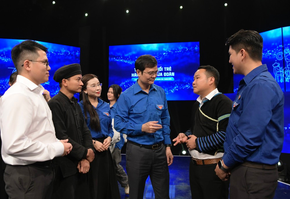 Anh Bùi Quang Huy - Ủy viên dự khuyết T.Ư Đảng, Bí thư thứ nhất T.Ư Đoàn và chị Nguyễn Phạm Duy Trang - Bí thư T.Ư Đoàn, Chủ tịch Hội đồng Đội T.Ư trao đổi với các đoàn viên, thanh niên trong khuôn khổ diễn đàn năm 2024.