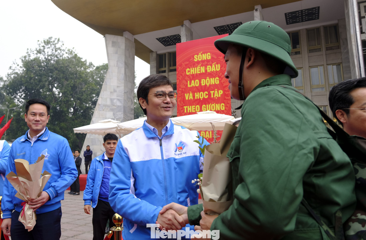 Anh Bùi Quang Huy - Ủy viên dự khuyết T.Ư Đảng, Bí thư thứ nhất T.Ư Đoàn tặng hoa, động viên Trung Anh lên đường nhập ngũ. Ảnh: Châu Linh