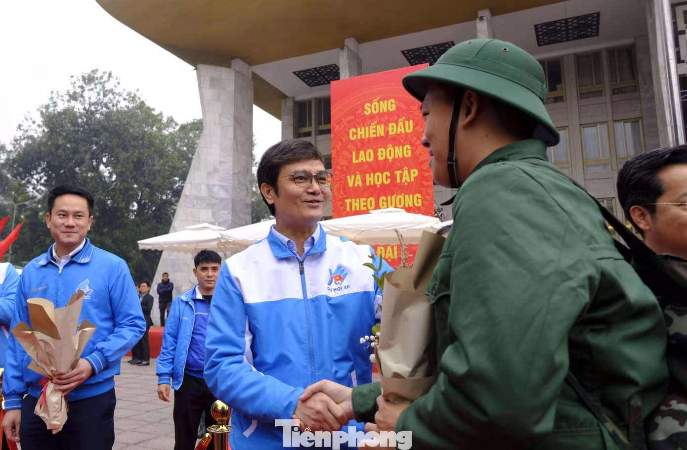 Anh Bùi Quang Huy - Ủy viên dự khuyết T.Ư Đảng, Bí thư thứ nhất T.Ư Đoàn tặng hoa, động viên Trung Anh lên đường nhập ngũ. Ảnh: Châu Linh Anh Bùi Quang Huy - Ủy viên dự khuyết T.Ư Đảng, Bí thư thứ nhất T.Ư Đoàn tặng hoa, động viên Trung Anh lên đường nhập ngũ. Ảnh: Châu Linh