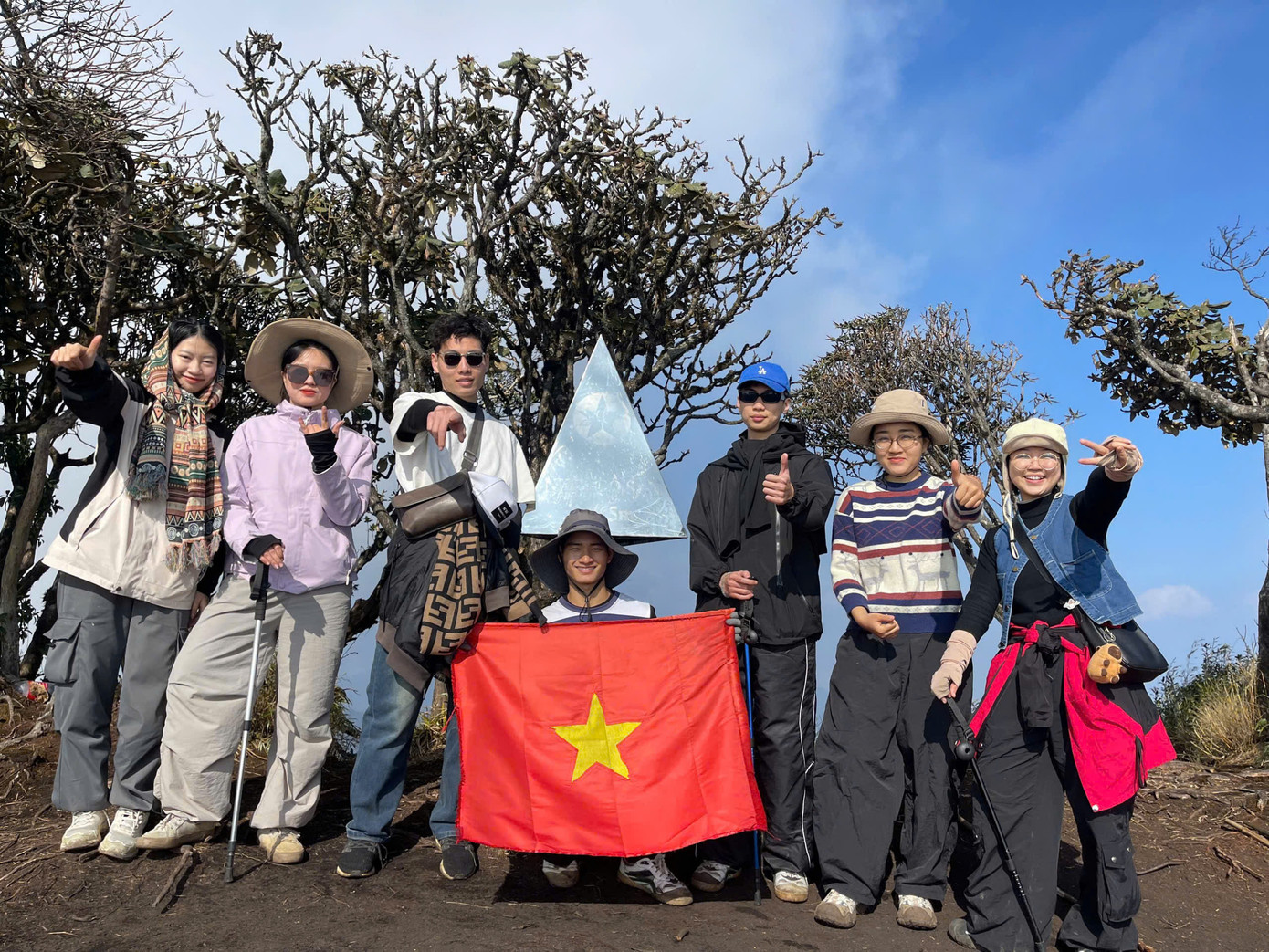 Trần Hà Phương (ngoài cùng bên trái) trekking tự túc núi Nhìu Cồ San cùng bạn bè.