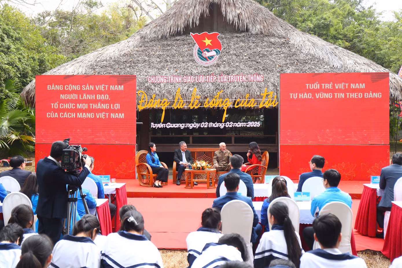 Chương trình giao lưu tiếp lửa truyền thống "Đảng là lẽ sống của tôi" đã thu hút đông đảo đoàn viên, thanh niên tham gia. Ảnh: Bảo Anh