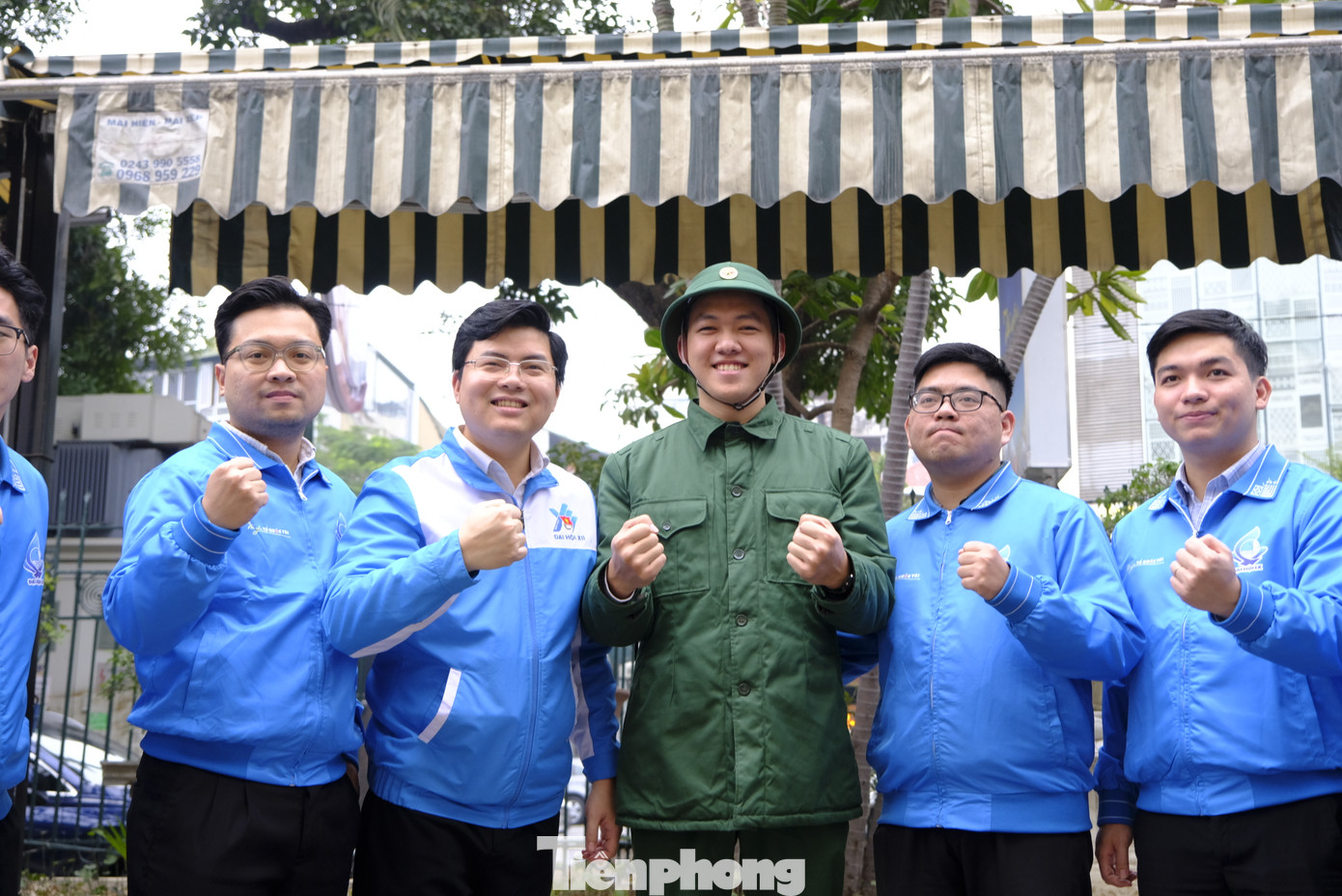 Trung Anh chụp ảnh cùng cán bộ, chuyên viên Ban Mặt trận thanh niên trước khi lên đường nhập ngũ. Ảnh: Châu Linh