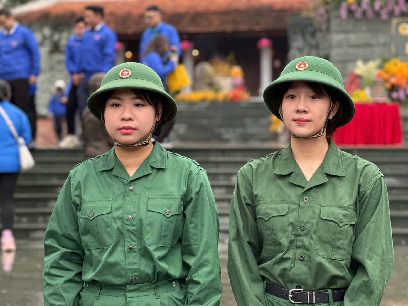 Nữ sinh Trần Phương Anh (bên trái ảnh) và Lưu Thanh Vy (bên phải ảnh) tình nguyện lên đường tòng quân. Ảnh: NVCC Nữ sinh Trần Phương Anh (bên trái ảnh) và Lưu Thanh Vy (bên phải ảnh) tình nguyện lên đường tòng quân. Ảnh: NVCC