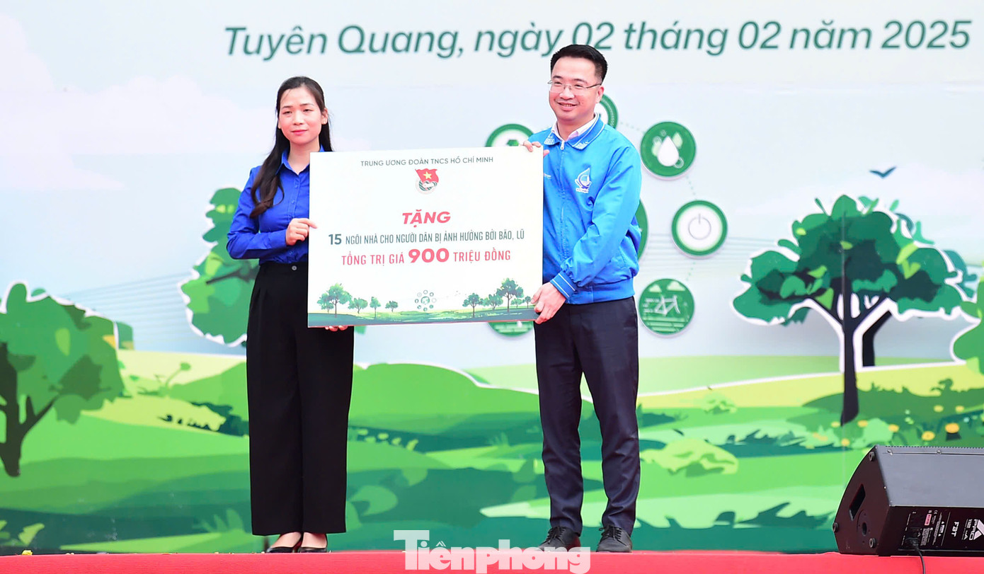 Trong khuôn khổ Lễ phát động, các đồng chí lãnh đạo Đảng, Nhà nước và Ban Bí thư Trung ương Đoàn trao 40 suất quà cho gia đình chính sách; 30 suất học bổng cho học sinh có hoàn cảnh khó khăn vươn lên trong học tập; 10 suất quà cho già làng, trưởng bản trên địa bàn huyện Sơn Dương, tỉnh Tuyên Quang với tổng trị giá 100 triệu đồng... Trong khuôn khổ Lễ phát động, các đồng chí lãnh đạo Đảng, Nhà nước và Ban Bí thư Trung ương Đoàn trao 40 suất quà cho gia đình chính sách; 30 suất học bổng cho học sinh có hoàn cảnh khó khăn vươn lên trong học tập; 10 suất quà cho già làng, trưởng bản trên địa bàn huyện Sơn Dương, tỉnh Tuyên Quang với tổng trị giá 100 triệu đồng...