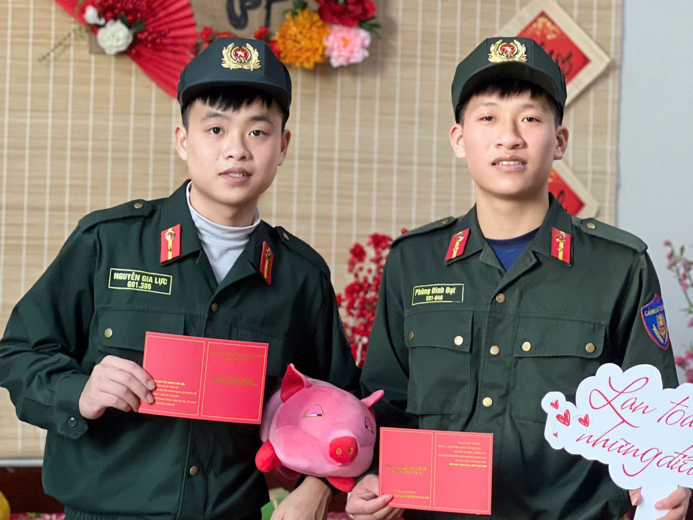 Binh nhất Nguyễn Gia Lực (bên trái), một trong những chiến sĩ tham gia hiến máu là chiến sĩ nghĩa vụ chuẩn bị xuất ngũ.