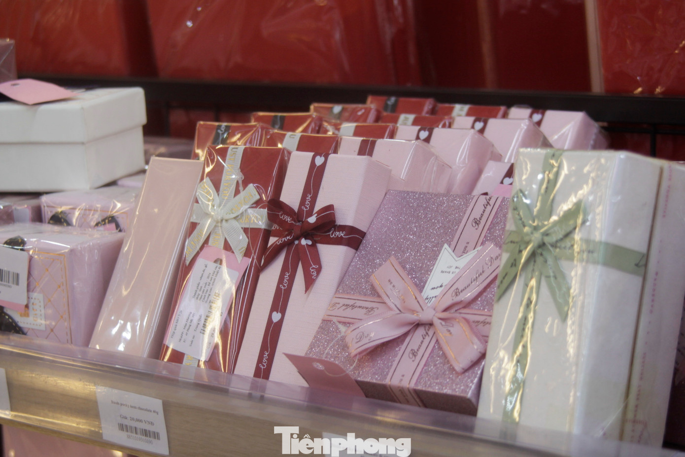 Nhiều bạn trẻ đau đầu khi phải chọn quà Valentine vừa mới lạ, vừa đúng ý người yêu. Ảnh: Phương Lâm Nhiều bạn trẻ đau đầu khi phải chọn quà Valentine vừa mới lạ, vừa đúng ý người yêu. Ảnh: Phương Lâm