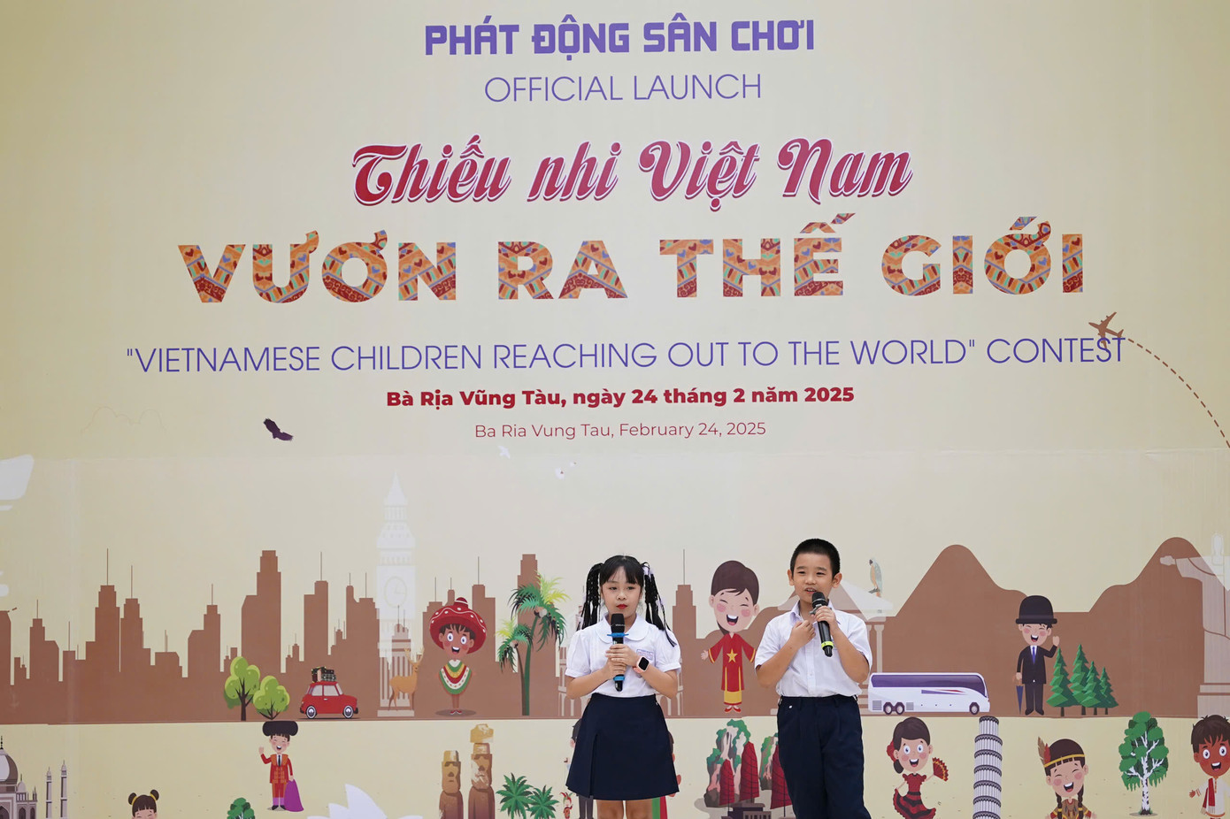 Học sinh Trường Tiểu học Trưng Vương số 1 (tỉnh Bà Rịa - Vũng Tàu) tham gia hưởng ứng chương trình với những tiết mục đặc sắc, hấp dẫn. Học sinh Trường Tiểu học Trưng Vương số 1 (tỉnh Bà Rịa - Vũng Tàu) tham gia hưởng ứng chương trình với những tiết mục đặc sắc, hấp dẫn.