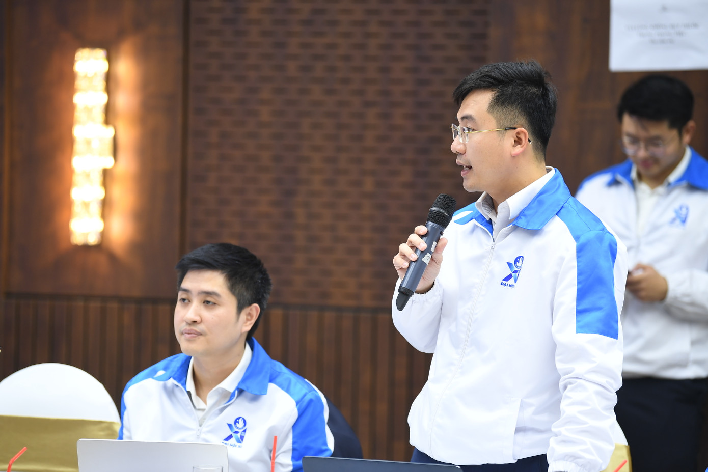 Anh Nguyễn Nhất Linh - Phó Bí thư Tỉnh Đoàn Tuyên Quang phát biểu tại hội nghị.