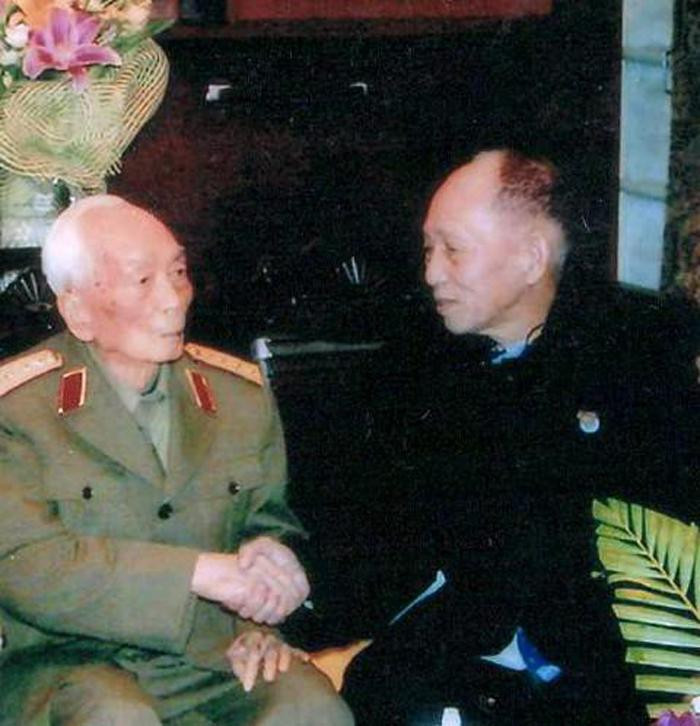 Đại tướng Võ Nguyên Giáp và trung tá Đặng Văn Việt