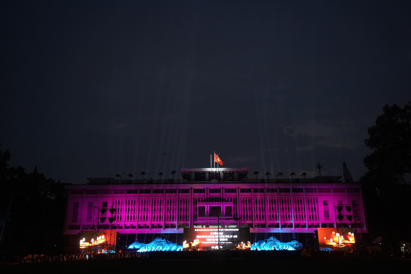 Hội trường Thống Nhất (TPHCM) trước giờ diễn ra Lễ tưởng niệm. Ảnh: Phạm Nguyễn