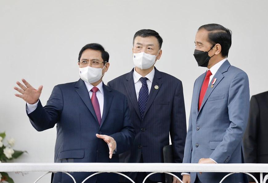 Thủ tướng Chính phủ Phạm Minh Chính chào xã giao Tổng thống Indonesia Joko Widodo. Ảnh: Dương Giang/TTXVN