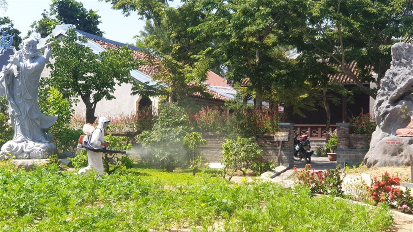 Hội An phun thuốc khử khuẩn khu vực nơi bệnh nhân COVID-19 từng đến