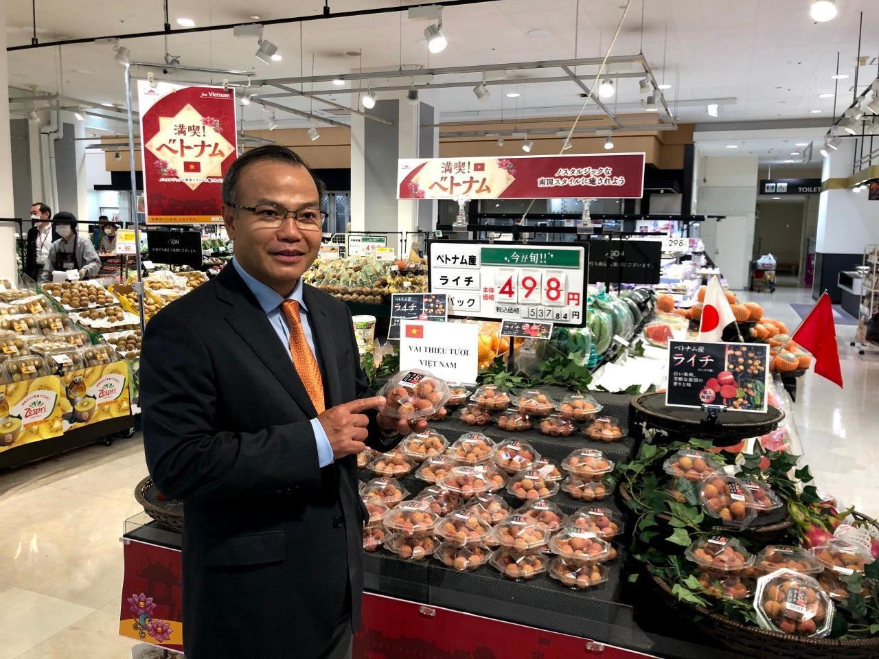 Vải thiều Bắc Giang bán tại Nhật với giá niêm yết 1.650 yên/kg (tương đương khoảng 340 nghìn đồng Việt Nam)