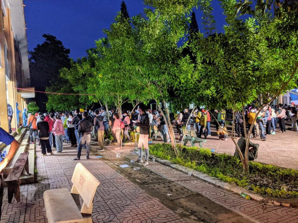 Căn cứ vào kết quả xét nghiệm, trường hợp F0, F1 sẽ được đưa đi cách ly tập trung; Các trường hợp âm tính sẽ được UBND các huyện, thị xã, thành phố tổ chức đón về. Theo quy định của UBND tỉnh Đắk Lắk, các trường hợp đã tiêm 2 mũi vắc xin sẽ được cách ly tại nhà; người tiêm một mũi vắc xin thực hiện cách ly tập trung tại địa phương; công dân chưa tiêm mũi vắc xin nào thực hiện cách ly tập trung và phải trả 120 nghìn đồng/ngày/người gồm tiền ăn và chi phí phục vụ sinh hoạt trong thời gian cách ly.