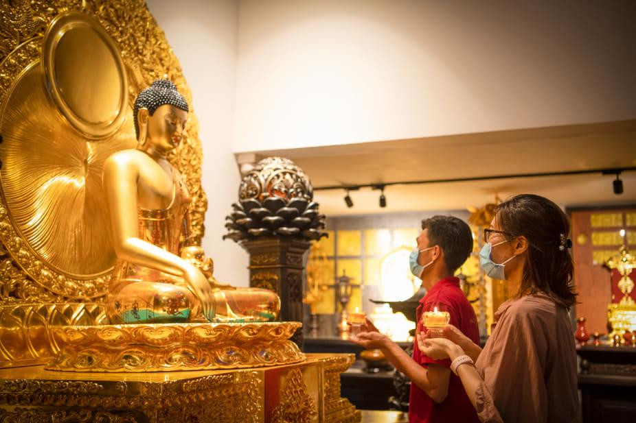 Trung tâm Nghệ thuật Phật giáo Diệu Tướng Am (TPHCM) tổ chức dâng hương, thả đèn hoa đăng để tưởng niệm người dân tử nạn vì COVID-19. Ảnh: Nguyễn Dũng