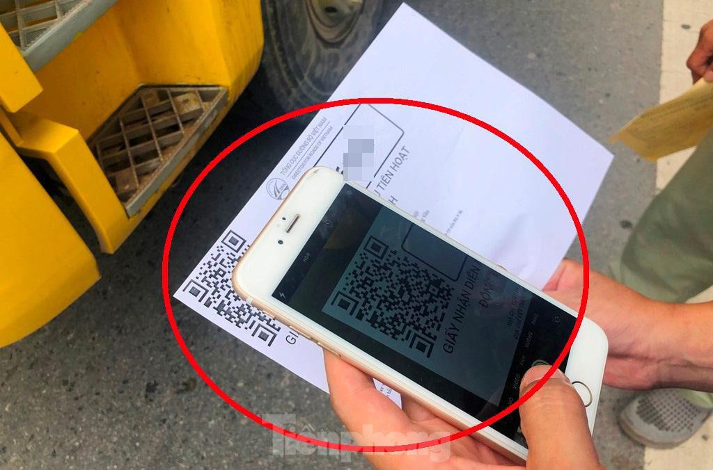 Kiểm tra một số xe tải, tại chốt hướng Ecopark, lực lượng chức năng phát hiện trường hợp có treo mã "luồng xanh", nhưng không quét được mã QRcode. Ông Vũ Anh Quân, tổ trưởng Tổ công tác Đội Thanh tra cơ động, Thanh tra Sở GTVT cho biết, tài xế có dấu hiệu sử dụng mã luồng xanh giả. Do lần đầu vi phạm nên Thanh tra nhắc nhở và buộc phương tiện quay đầu. Kiểm tra một số xe tải, tại chốt hướng Ecopark, lực lượng chức năng phát hiện trường hợp có treo mã "luồng xanh", nhưng không quét được mã QRcode. Ông Vũ Anh Quân, tổ trưởng Tổ công tác Đội Thanh tra cơ động, Thanh tra Sở GTVT cho biết, tài xế có dấu hiệu sử dụng mã luồng xanh giả. Do lần đầu vi phạm nên Thanh tra nhắc nhở và buộc phương tiện quay đầu.