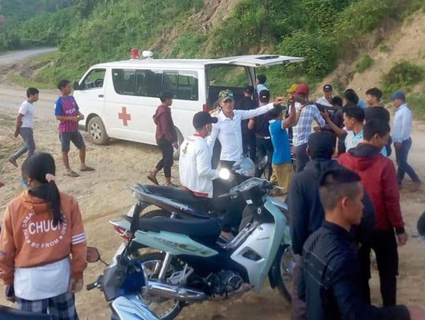 Người bị bệnh nặng, dân làng phải khiêng võng chạy ra đường để gọi xe cấp cứu Người bị bệnh nặng, dân làng phải khiêng võng chạy ra đường để gọi xe cấp cứu