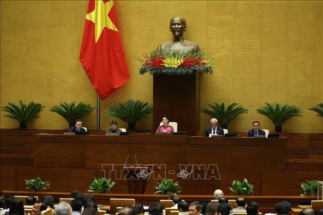 Sáng 31/3/2021, Quốc hội họp phiên toàn thể tại hội trường để nghe Ủy ban Thường vụ Quốc hội báo cáo kết quả thảo luận tại Đoàn; thảo luận, biểu quyết thông qua danh sách và tiến hành bầu Chủ tịch Quốc hội, Chủ tịch Hội đồng bầu cử quốc gia bằng hình thức bỏ phiếu kín. Trong ảnh: Chủ tịch Quốc hội Nguyễn Thị Kim Ngân và các Phó Chủ tịch điều hành phiên họp. Sáng 31/3/2021, Quốc hội họp phiên toàn thể tại hội trường để nghe Ủy ban Thường vụ Quốc hội báo cáo kết quả thảo luận tại Đoàn; thảo luận, biểu quyết thông qua danh sách và tiến hành bầu Chủ tịch Quốc hội, Chủ tịch Hội đồng bầu cử quốc gia bằng hình thức bỏ phiếu kín. Trong ảnh: Chủ tịch Quốc hội Nguyễn Thị Kim Ngân và các Phó Chủ tịch điều hành phiên họp.