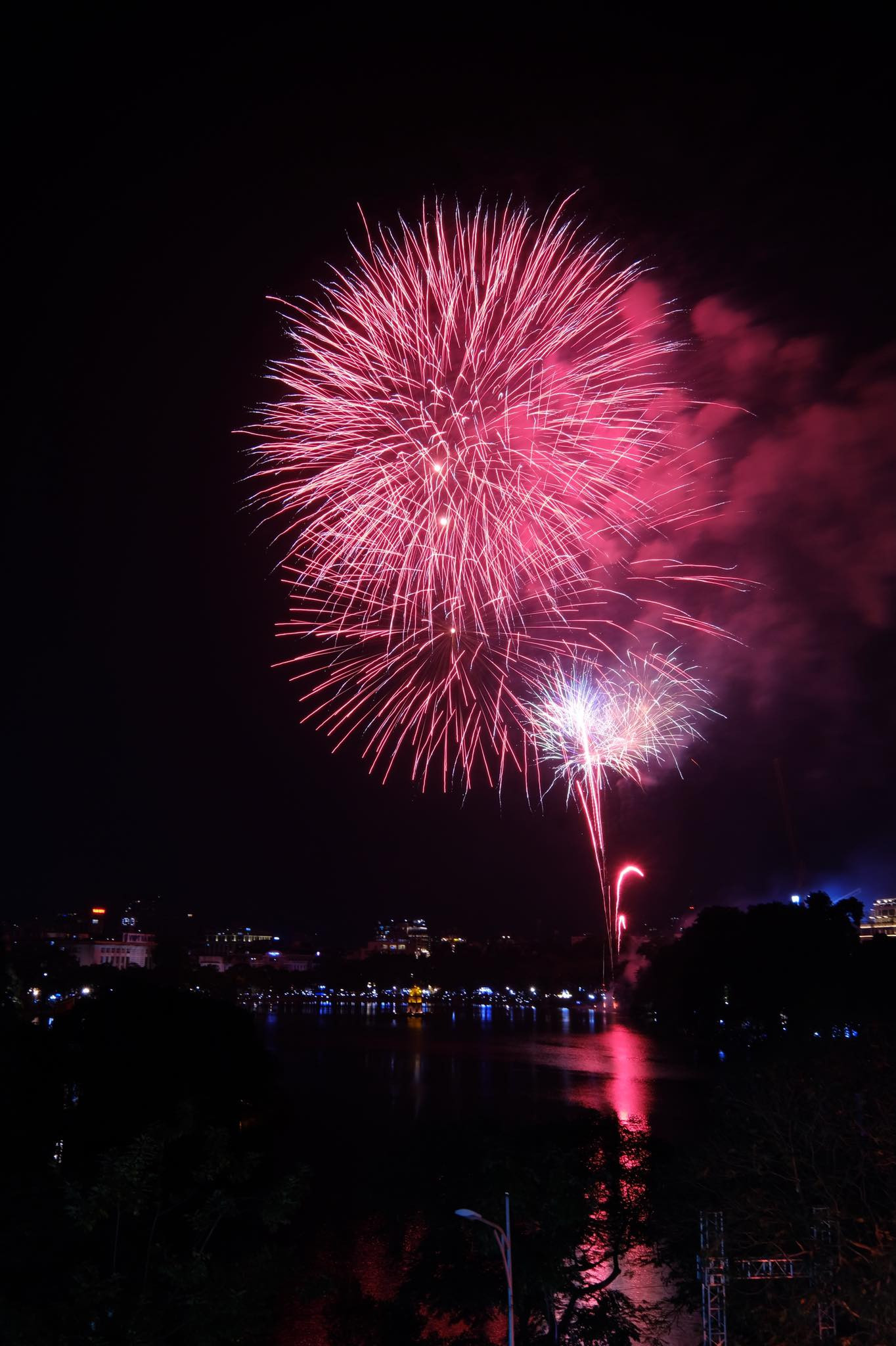 Pháo hoa rực sáng bầu trời, Việt Nam bước sang năm mới 2021 ảnh 4