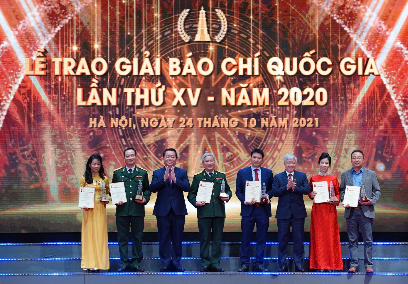 Chủ tịch Ủy ban T.Ư MTTQ Việt Nam Đỗ Văn Chiến và Trưởng Ban Tuyên giáo T.Ư Nguyễn Trọng Nghĩa trao giải cho các tác giả có tác phẩm đạt giải A. Ảnh: Như Ý