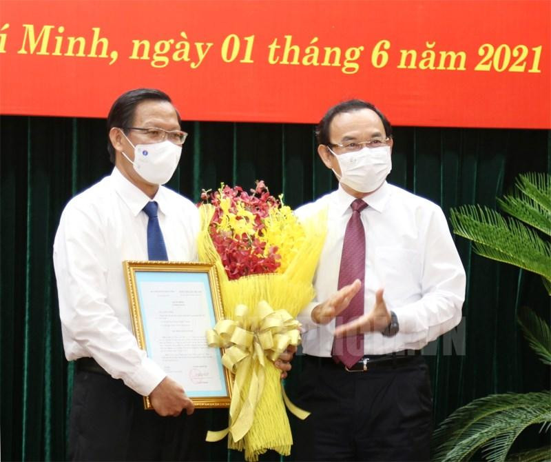 Bí thư Thành ủy TP.HCM Nguyễn Văn Nên thay mặt Ban chấp hành Đảng bộ TP.HCM tặng hoa chúc mừng ông Phan Văn Mãi. Bí thư Thành ủy TP.HCM Nguyễn Văn Nên thay mặt Ban chấp hành Đảng bộ TP.HCM tặng hoa chúc mừng ông Phan Văn Mãi.