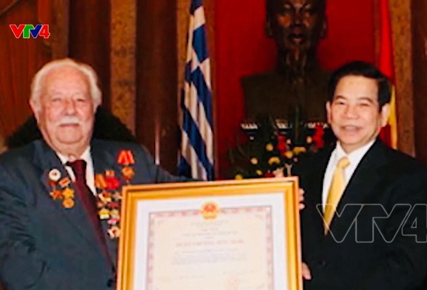 Chủ tịch nước Nguyễn Minh Triết trao bằng Công dân Việt Nam cho Kostas Sarantidis - Nguyễn Văn Lập Chủ tịch nước Nguyễn Minh Triết trao bằng Công dân Việt Nam cho Kostas Sarantidis - Nguyễn Văn Lập