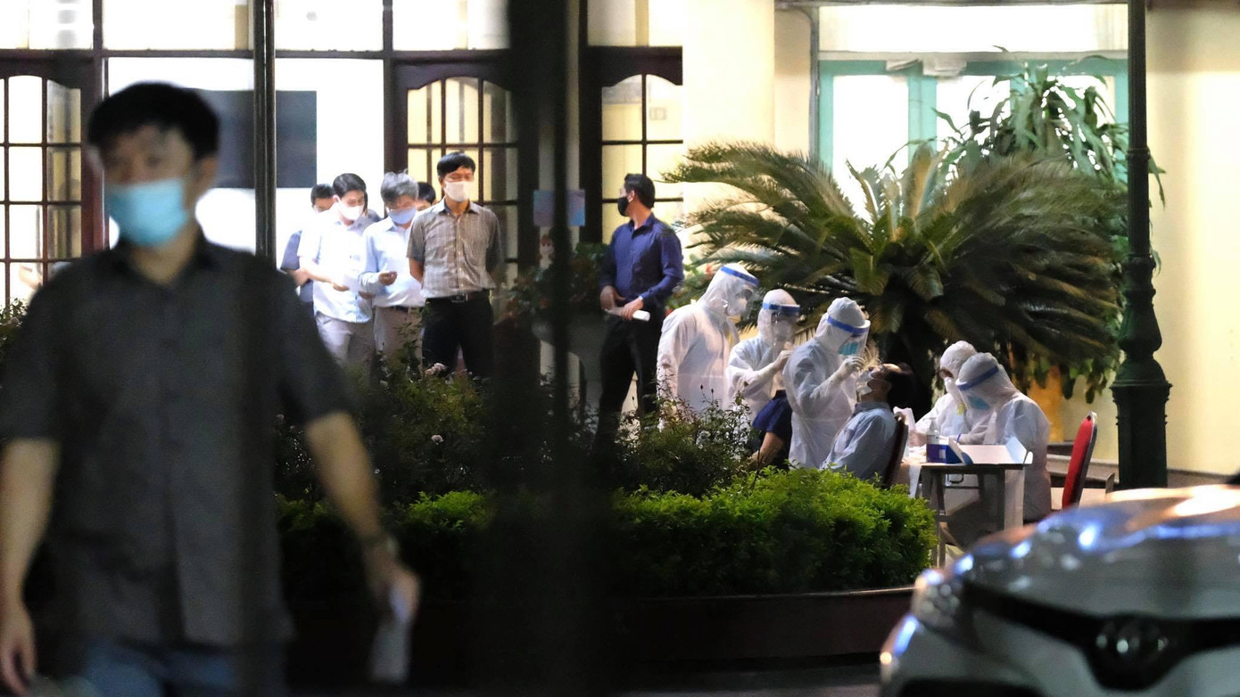 “Trên cơ sở kết quả xét nghiệm chính thức, trong trường hợp nhân viên đó mắc COVID-19, Bộ GTVT sẽ chấp hành nghiêm các biện pháp xử lý tiếp theo của ngành y tế. Khi có thông tin tiếp theo, Bộ GTVT sẽ chính thức thông tin tới quý cơ quan báo chí”, thông cáo của Bộ GTVT viết.