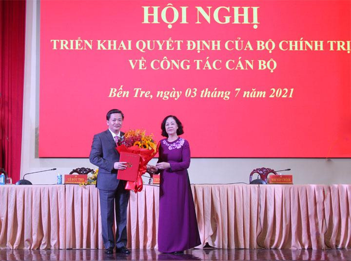 Bà Trương Thị Mai - Ủy viên Bộ Chính trị, Bí thư Trung ương Đảng, Trưởng Ban Tổ chức Trung ương trao quyết định và chúc mừng ông Lê Đức Thọ. Ảnh: Cổng thông tin tỉnh Bến Tre