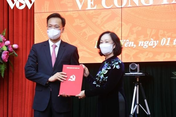 Bà Trương Thị Mai, Ủy viên Bộ Chính trị, Bí thư Trung ương Đảng, Trưởng Ban Tổ chức Trung ương trao quyết định cho ông Nguyễn Hữu Nghĩa