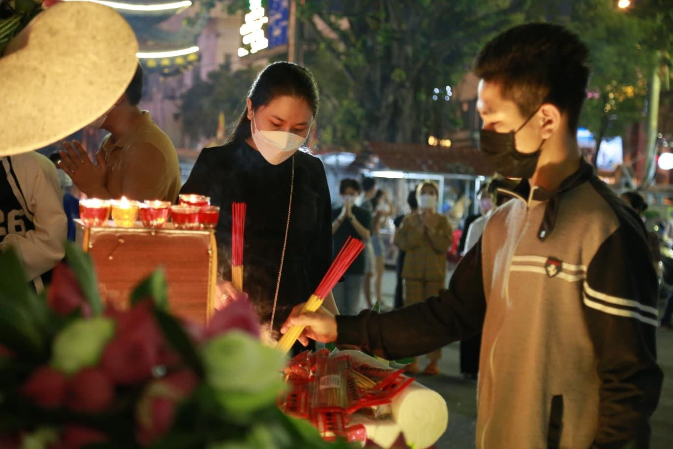 Chiều tối 19/11, nhiều Phật tử, người dân đến chùa Vĩnh Nghiêm (quận 3, TPHCM) lễ Phật, cầu điều phúc lành cho gia đình trong dịp Rằm tháng 10 Âm lịch. Đây cũng là dịp người dân thành kính cầu niệm, tưởng nhớ đồng bào, thân nhân qua đời vì dịch bệnh COVID-19. Ảnh: Nguyễn Tùng