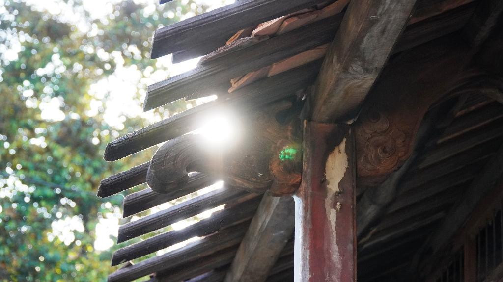 Hiên trước ngôi nhà cũng trong tình trạng tương tự. Hiên trước ngôi nhà cũng trong tình trạng tương tự.