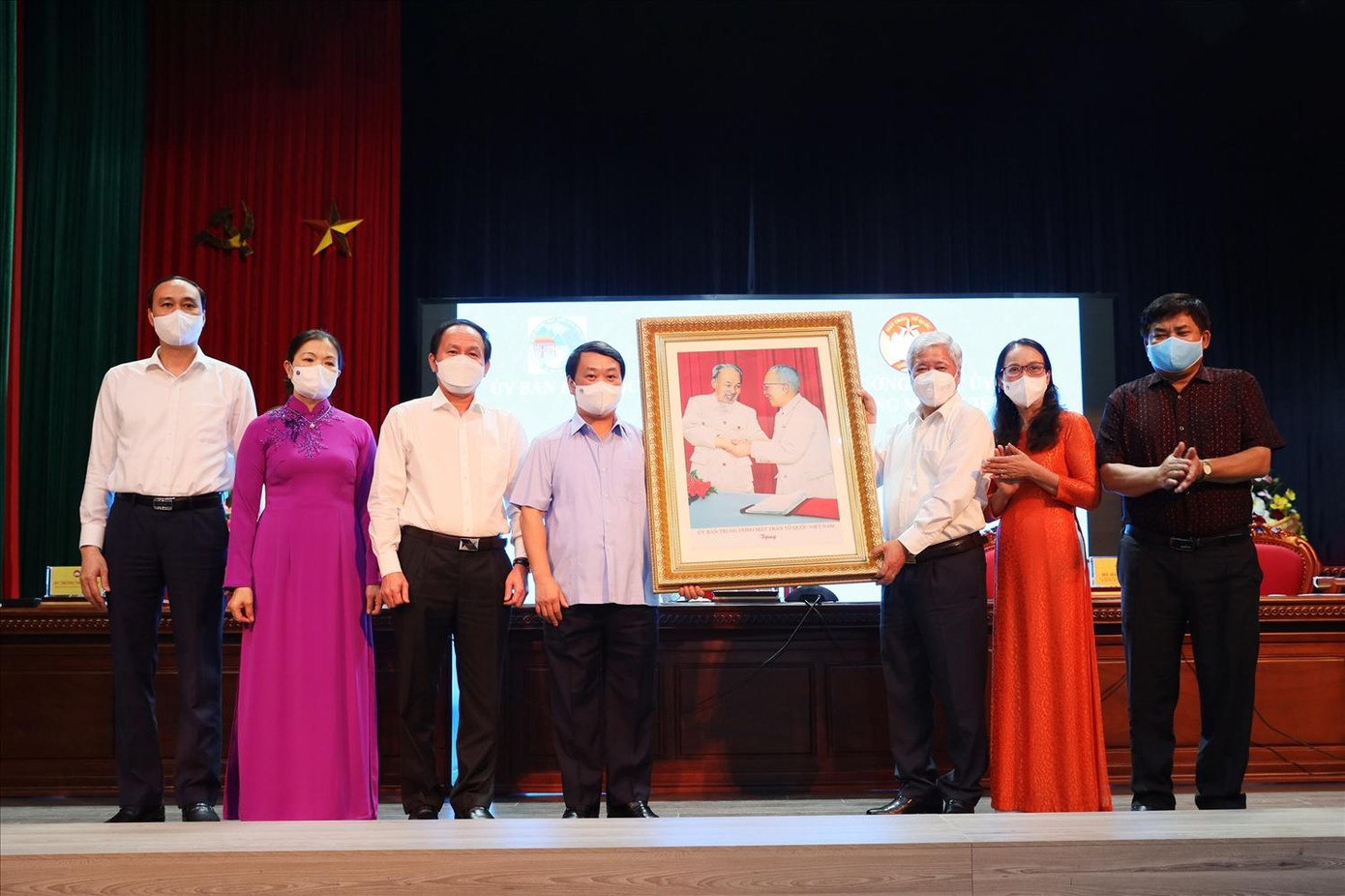 Bí thư Trung ương Đảng, Chủ tịch Ủy ban Trung ương MTTQ Việt Nam Đỗ Văn Chiến tặng quà lưu niệm cho UBDT Bí thư Trung ương Đảng, Chủ tịch Ủy ban Trung ương MTTQ Việt Nam Đỗ Văn Chiến tặng quà lưu niệm cho UBDT