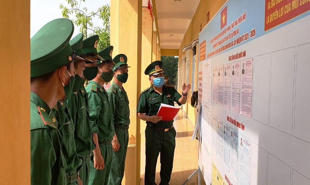 Cấp ủy, chỉ huy đơn vị hướng dẫn chiến sĩ mới Bầu cử Quốc hội khóa XV và HĐND các cấp.