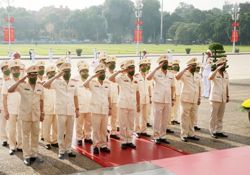 Đoàn đại biểu Đảng ủy Công an Trung ương và Bộ Công an viếng Chủ tịch Hồ Chí Minh. Ảnh: Lâm Khánh/TTXVN