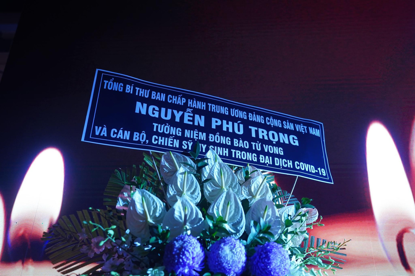 Tổng Bí thư Nguyễn Phú Trọng gửi lẵng hoa tưởng niệm đồng bào tử vong và cán bộ, chiến sĩ hy sinh trong đại dịch COVID-19.