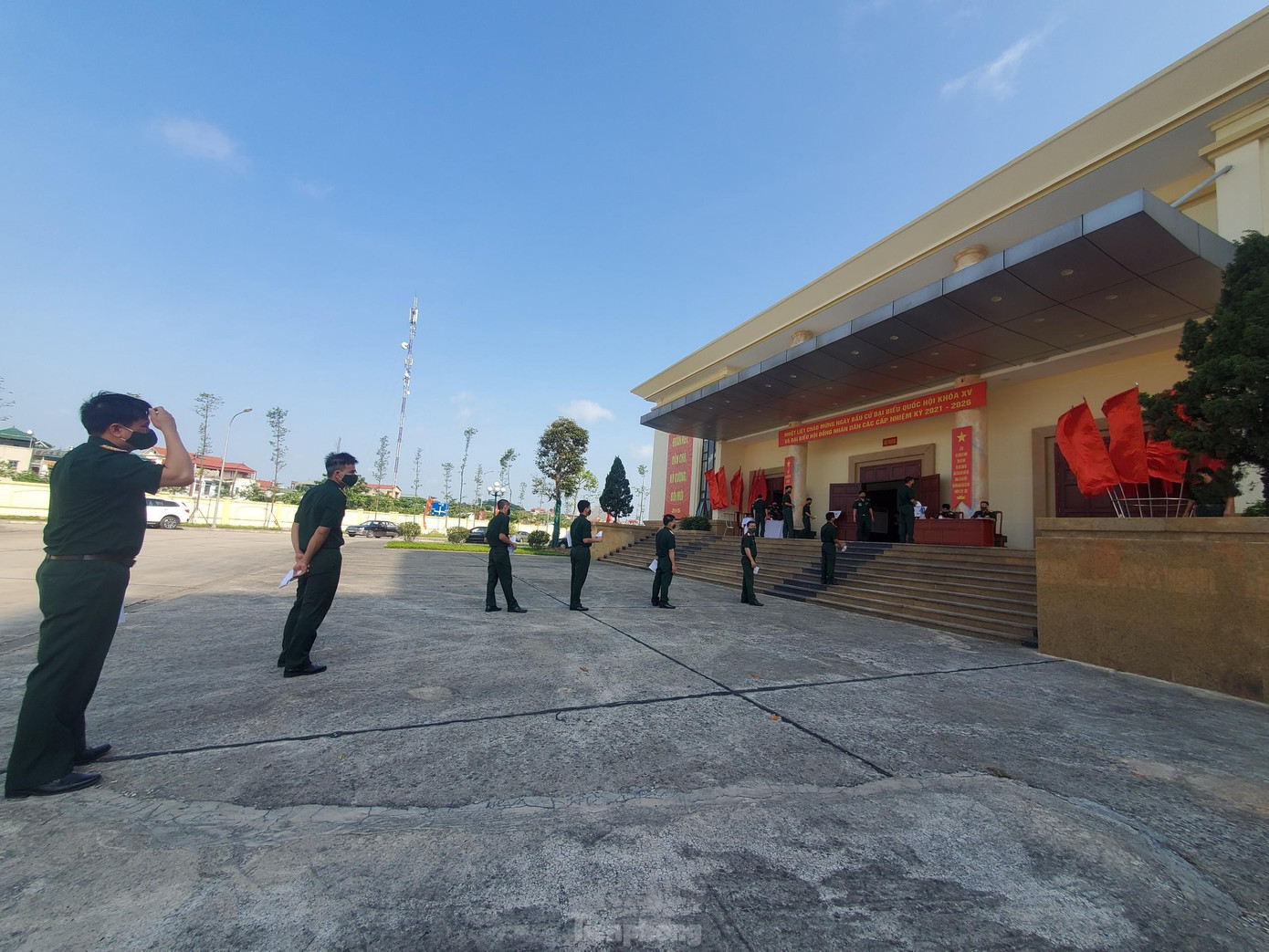 Các cử tri đều được đo thân nhiệt trước khi vào bỏ phiếu; đảm bảo giãn cách từ bên ngoài.