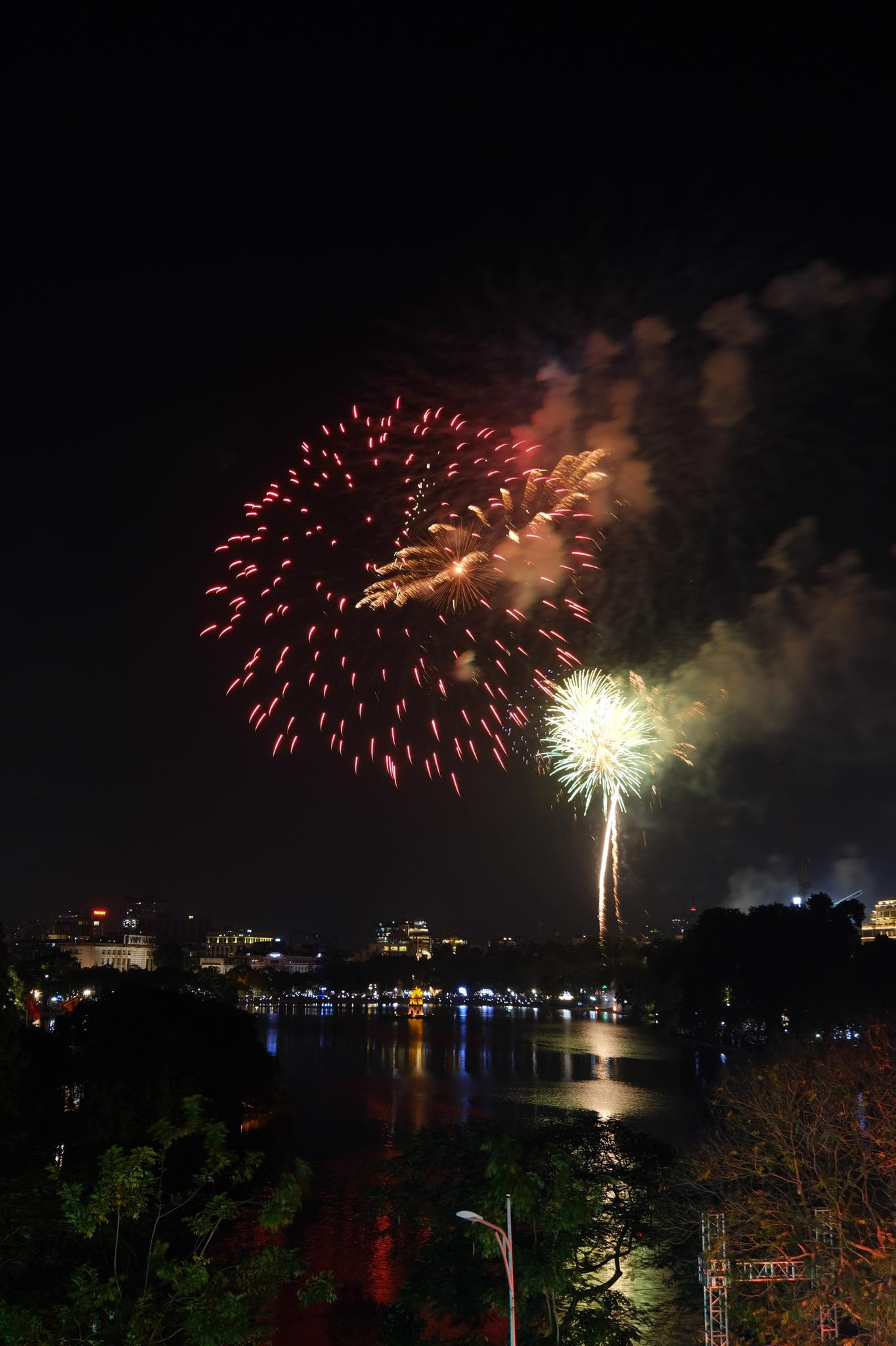 Pháo hoa rực sáng bầu trời, Việt Nam bước sang năm mới 2021 ảnh 6