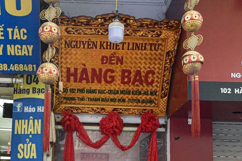Đền Hàng Bạc xưa thuộc thôn Nguyên Khiết, tổng Phúc Lâm, huyện Thọ Xương, phủ Hoài Đức. Hiện đền nằm trong con ngõ ở 102 phố Hàng Bạc, quận Hoàn Kiếm.