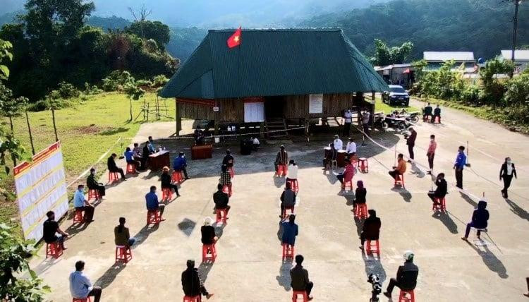 Cử tri ngồi xếp hàng chờ bỏ phiếu trước Nhà rông thôn Măng Khênh, xã Đăk Man, huyện Đắk Glei Cử tri ngồi xếp hàng chờ bỏ phiếu trước Nhà rông thôn Măng Khênh, xã Đăk Man, huyện Đắk Glei