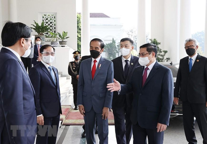 Thủ tướng Phạm Minh Chính và Tổng thống Joko Widodo gặp gỡ thành viên đoàn hai nước. (Ảnh: Dương Giang/TTXVN)