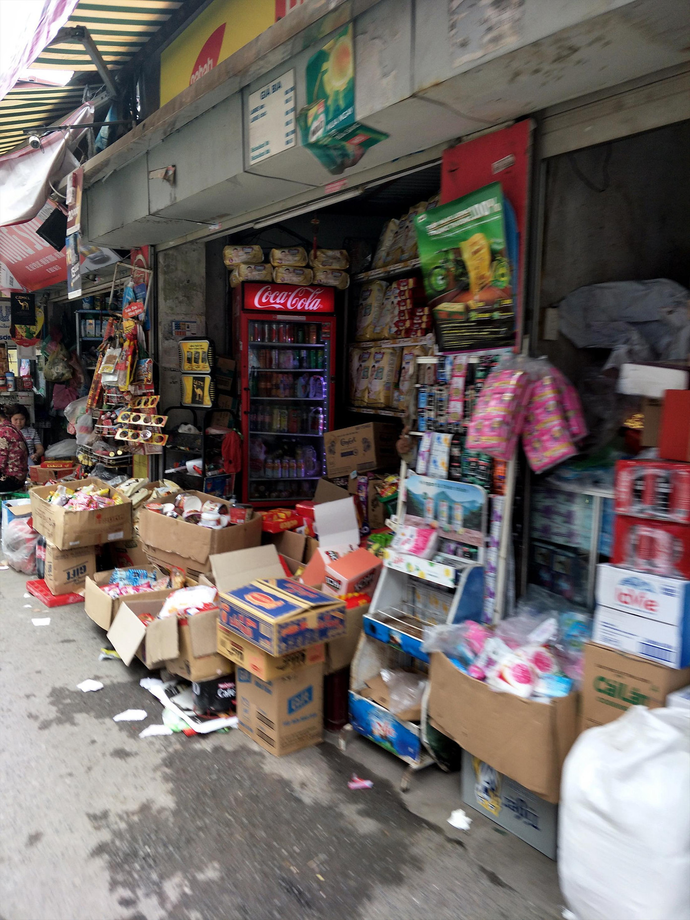 Nhiều cửa hàng tạp hóa bày đồ đạc chắn lối đi Ảnh: Thanh Hà Nhiều cửa hàng tạp hóa bày đồ đạc chắn lối đi Ảnh: Thanh Hà