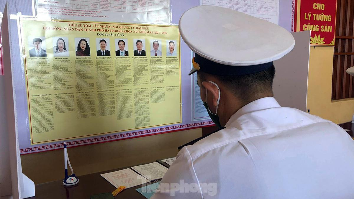 Một chiến sĩ thực hiện quyền công dân tại Ban chỉ huy quân sự huyện đảo Bạch Long Vĩ.