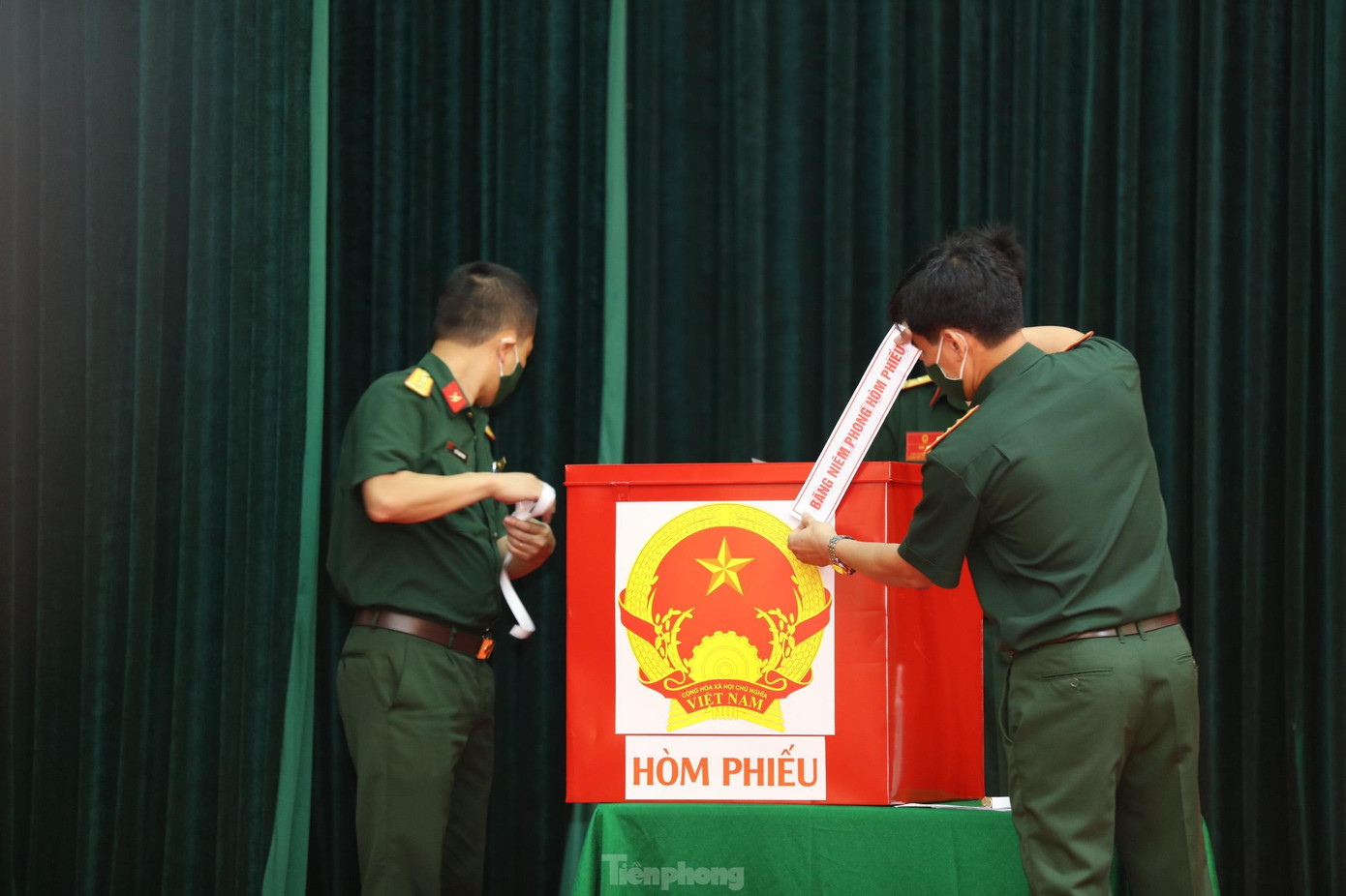 Các quy trình vẫn triển khai bình thường từ hướng dẫn quy chế, kiểm tra hòm phiếu, niêm phong hòm phiếu.