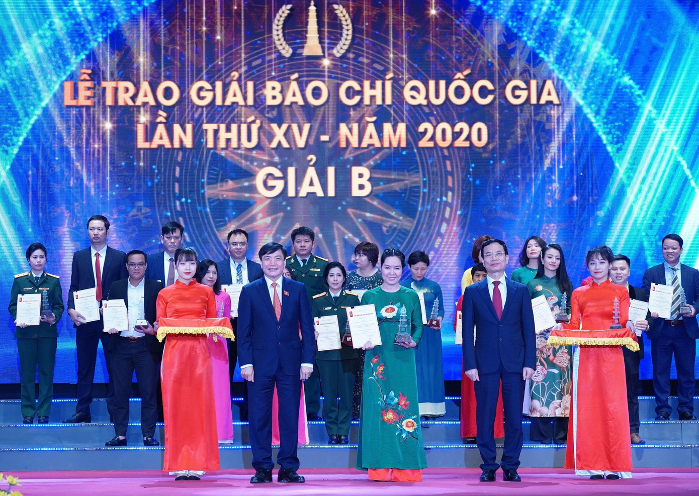 Nhà báo Tạ Thu Trang, báo Tiền Phong thay mặt nhóm tác giả nhận giải B cho tác phẩm "Ý Đảng, lòng dân trong nhiệm kỳ Đại hội XII". Tác phẩm gồm 5 bài của nhóm tác giả Nguyễn Văn Dũng (Nguyễn Dũng), Hồ Như Ý (Nhật Minh), Tạ Thu Trang (Thu Trang), Nguyễn Thanh Hằng (Thanh Hằng), Vũ Quốc Hùng (Quốc Hùng). Ảnh: Như Ý