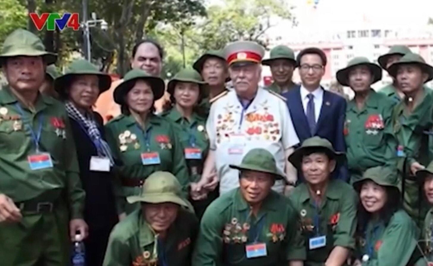 Kostas Sarantidis - Nguyễn Văn Lập với các cựu chiến binh và cựu thanh niên xung phong Việt Nam Kostas Sarantidis - Nguyễn Văn Lập với các cựu chiến binh và cựu thanh niên xung phong Việt Nam