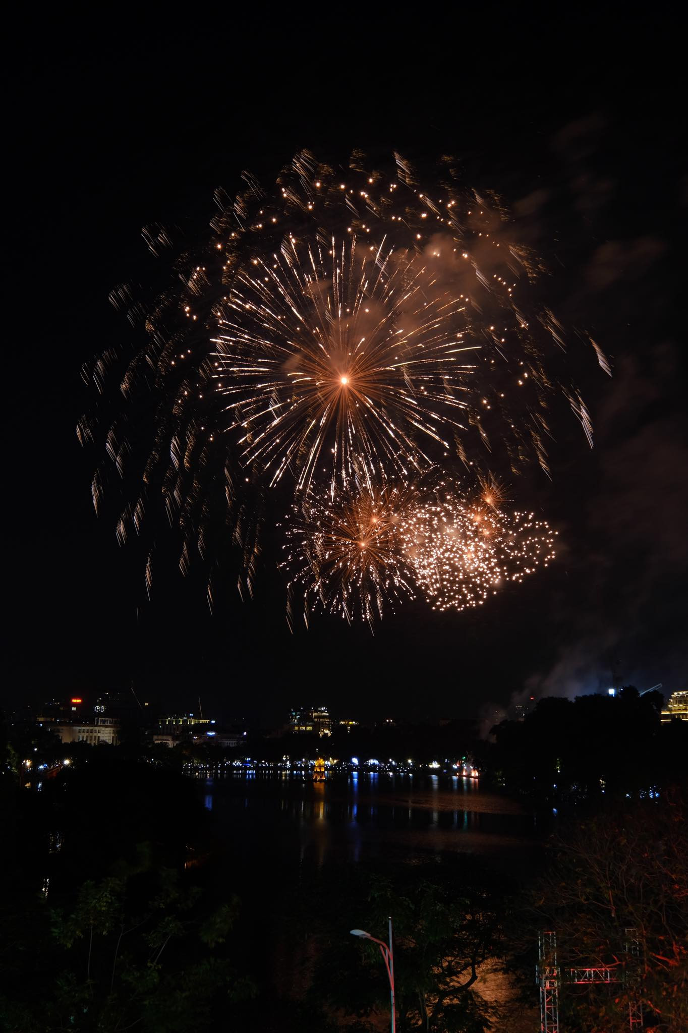 Pháo hoa rực sáng bầu trời, Việt Nam bước sang năm mới 2021 ảnh 5