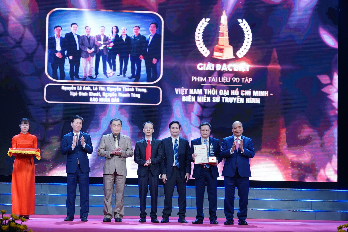 Chủ tịch nước Nguyễn Xuân Phúc và Thường trực Ban Bí thư Võ Văn Thưởng trao giải Đặc biệt cho nhóm tác giả báo Nhân dân với tác phẩm: “Việt Nam - Thời đại Hồ Chí Minh, Biên niên sử truyền hình". Ảnh: Như Ý